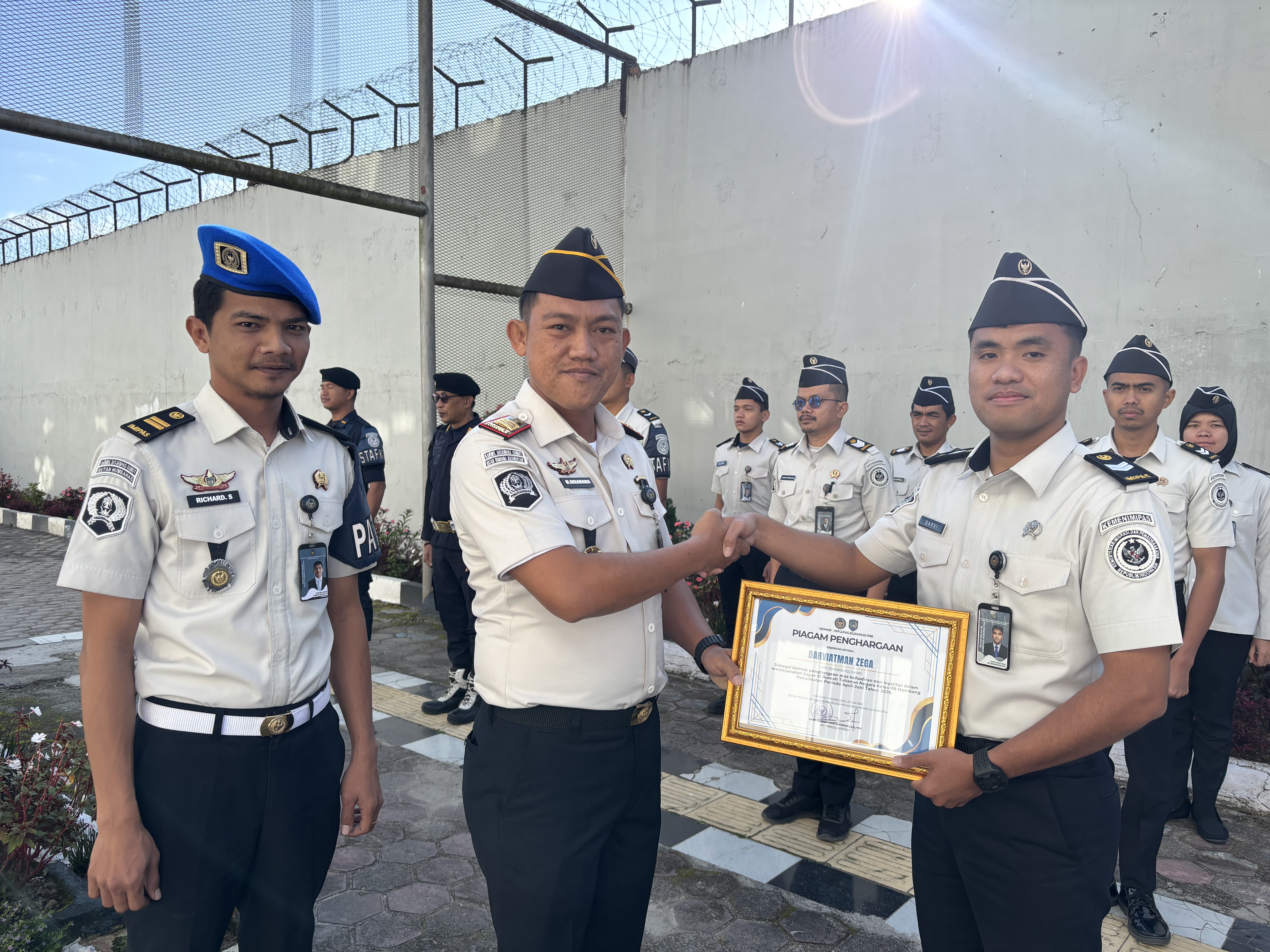 KARUTAN HUMBANG HASUNDUTAN SERAHKAN PIAGAM PENGHARGAAN KEPADA PEGAWAI TELADAN PERIODE APRIL–JUNI 2026